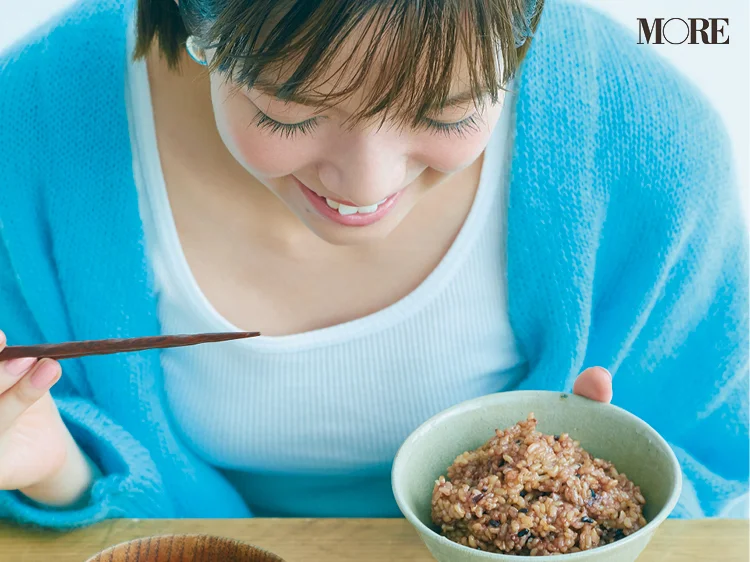 モアモデル佐藤栞里の健やか美の秘密は「寝かせ玄米®」に「みそ玉」。体の中からキレイになる食生活でニキビにも打ち勝った！