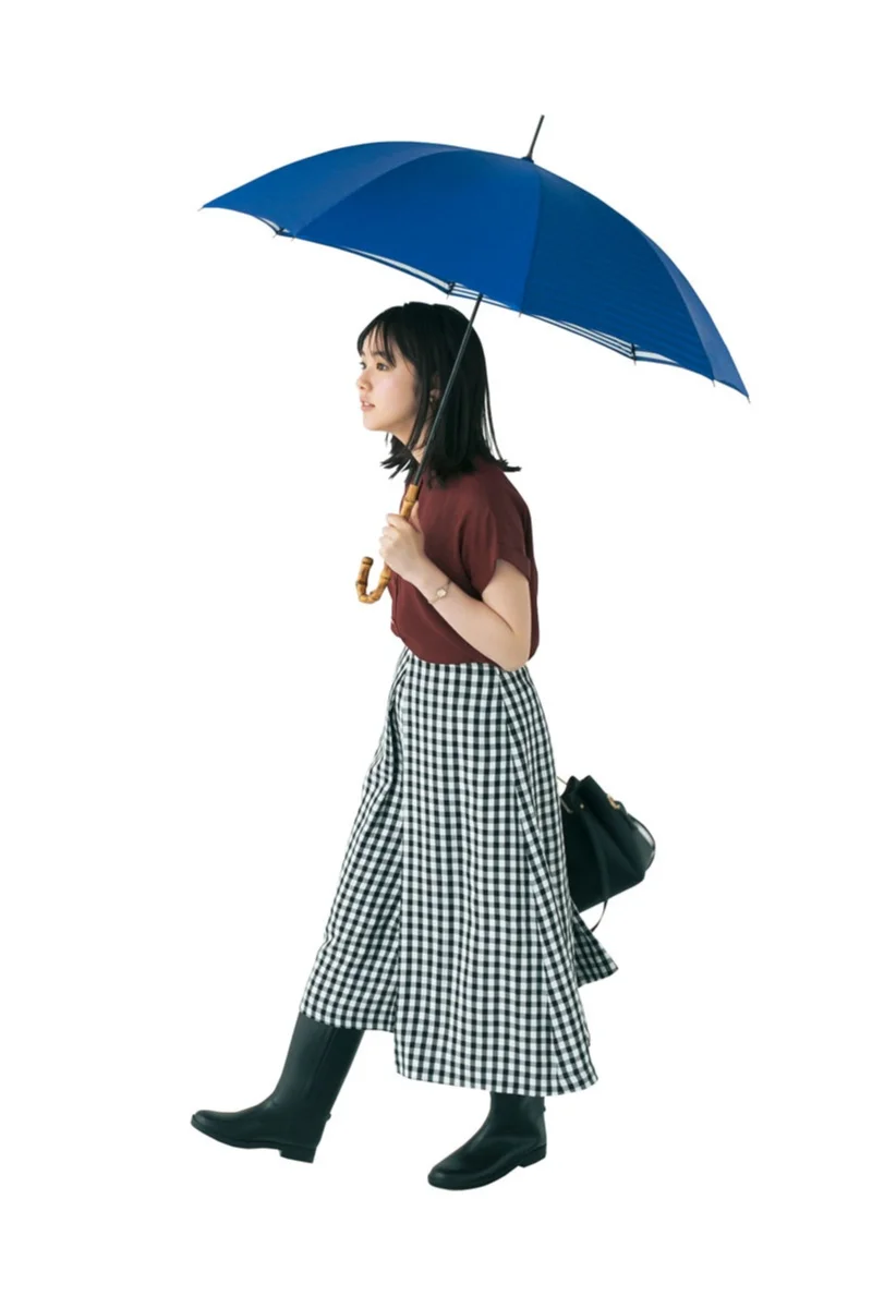 【今日のコーデ】雨の日はギンガムチェックで可愛く楽しく♪　傘もきれい色で気分を上げて！