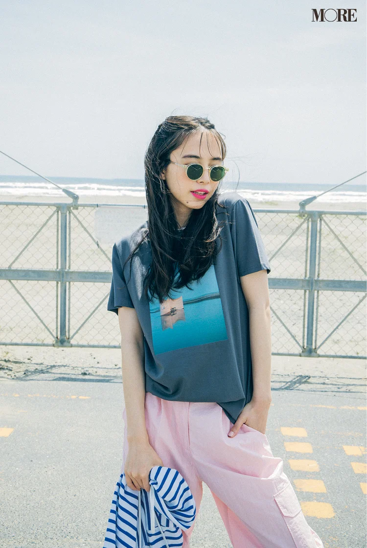 【井桁弘恵の夏コーデ】ほんのりモードなTシャツとピンクのパンツのコーデ
