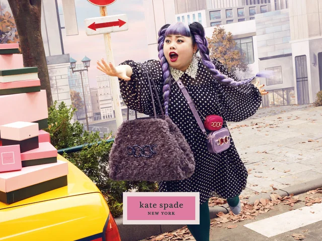 『ケイト・スペード ニューヨーク』×渡辺直美さんコラボコレクション発売中！ 華やかバッグをホリデーのおともに