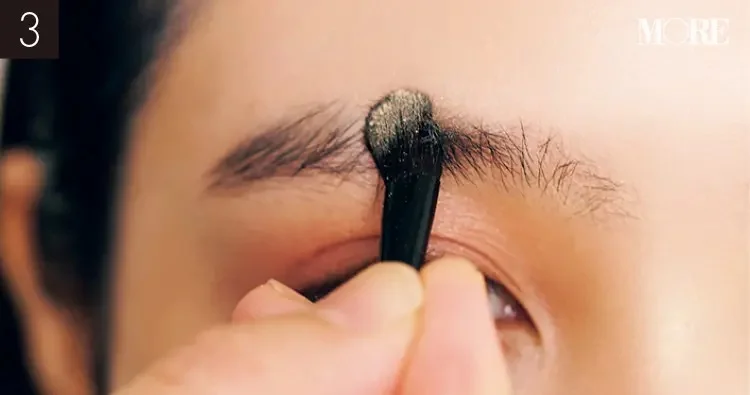 イガリシノブおすすめの眉メイクでベージュチークを眉毛に塗っている目元