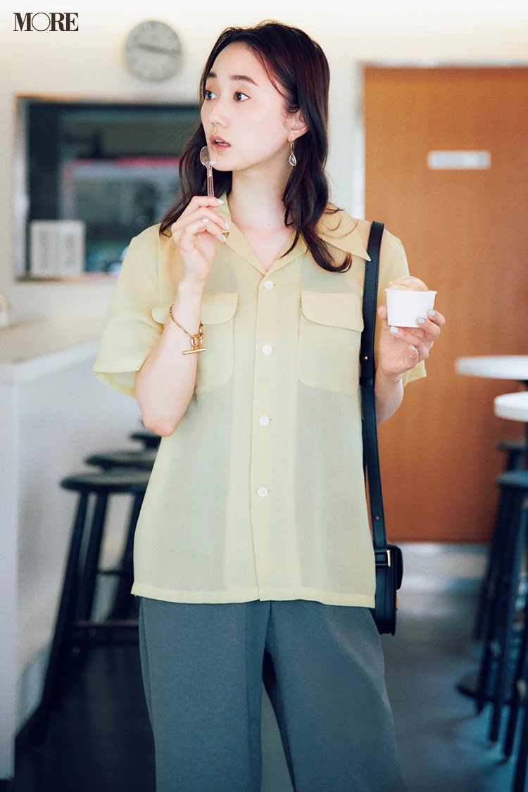 【今日のコーデ】グレーパンツにシアーな開衿シャツを合わせた鈴木友菜