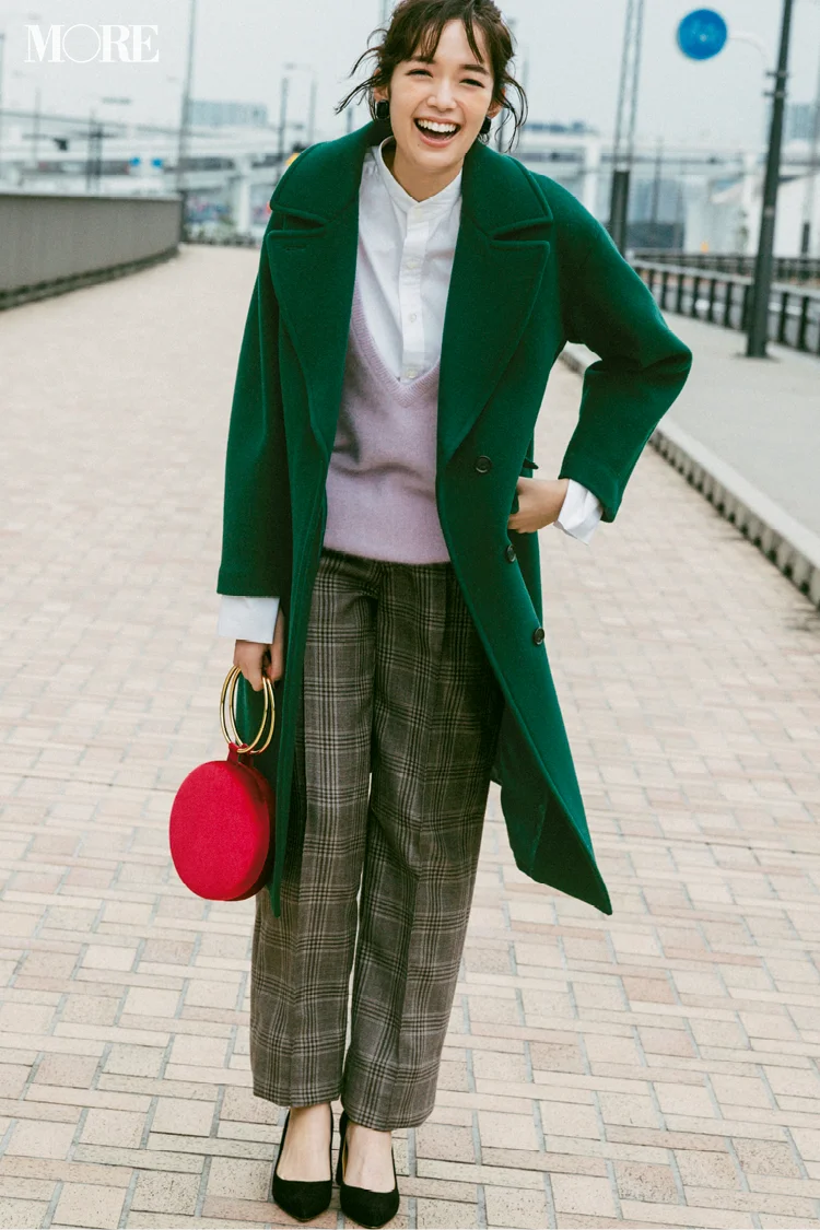 【今日のコーデ】お仕事コーデにグリーンのチェスターコートと赤いバッグでワクワク感を♪