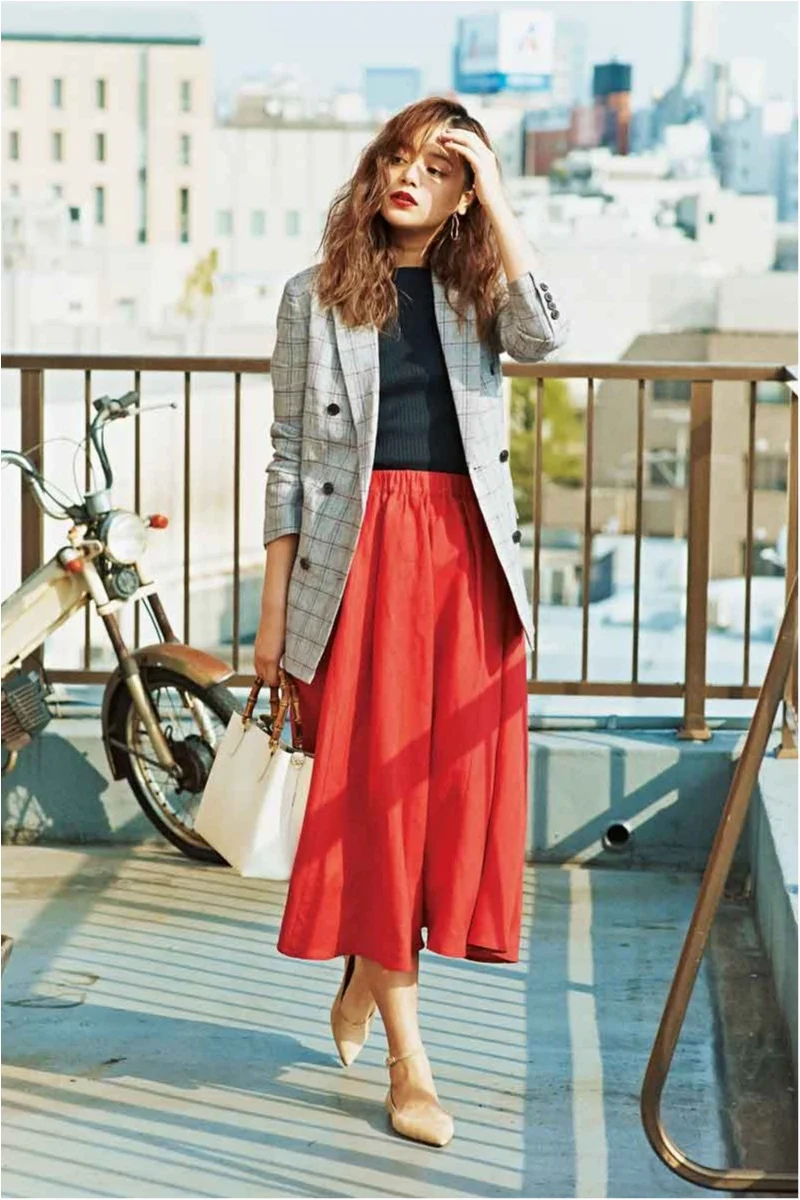 【今日のコーデ】仕事相手との会食の日は「女っぽいトラッド」で。ジャケット＆真っ赤なスカートなら最適！