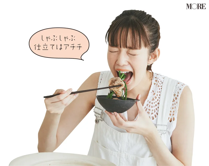 佐藤栞里が大分県のおすすめお取り寄せグルメ「菊水旅館」のねぎしゃぶを食べている様子