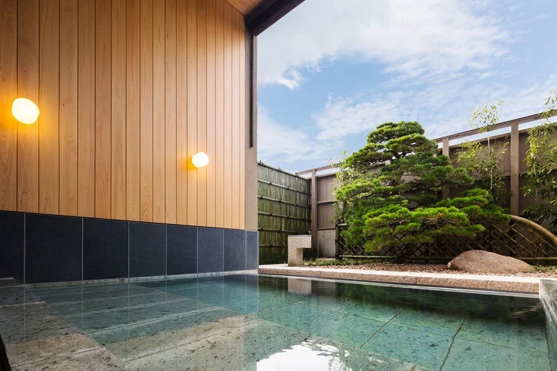 星野リゾート温泉旅館『界 加賀』大浴場の露天風呂