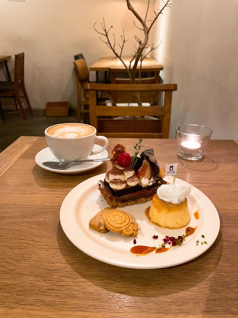 新宿の人気カフェ「MOVE CAFE（ムブカフェ）」の「イチジクと巨峰のティラミスタルトのおやつプレート」と「ダブルショットラテ」