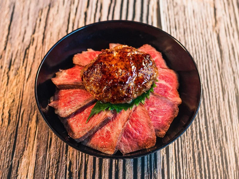 「ふるさと祭り東京2023－日本のまつり・故郷の味－」、あか牛ハンバーグとステーキ丼