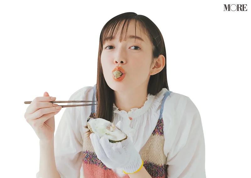 佐藤栞里が広島県のおすすめお取り寄せグルメ「占部水産」の広島かきを食べている様子