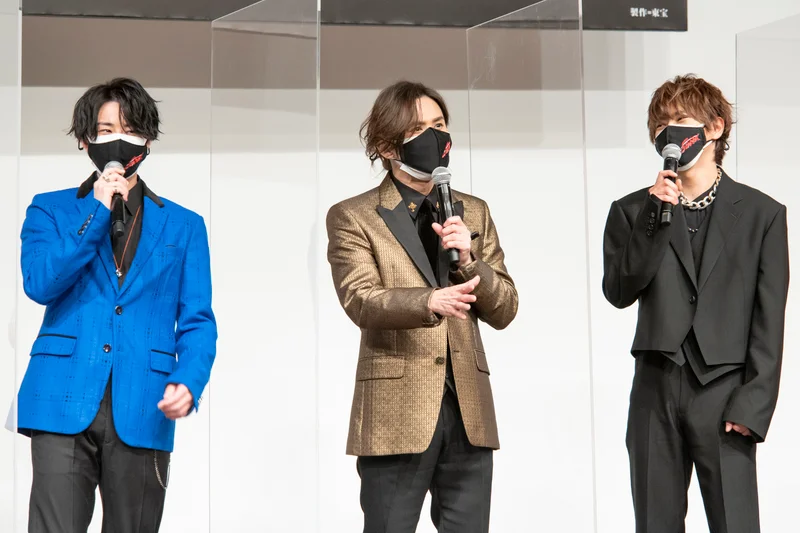 （左から）北山宏光さん、堂本光一さん、佐藤勝利さん