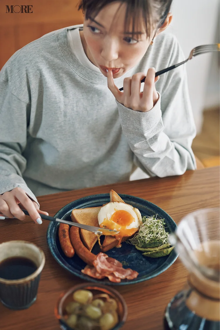 朝食を食べる佐藤栞里