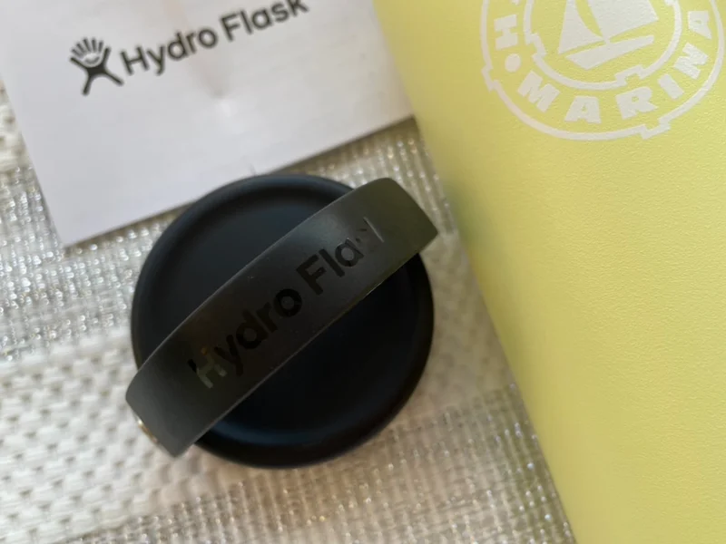 持ち手の部分にHydro Flaskと書かれている。