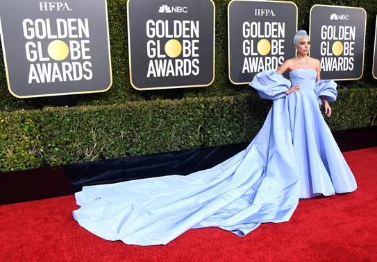 レディー・ガガは『ヴァレンティノ』のブルーのドレスで。ゴールデングローブ授賞式で、主演女優賞を逃すも美しく輝いていた！