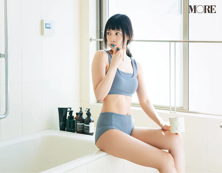 ナイトブラとショーツを着用した松本愛