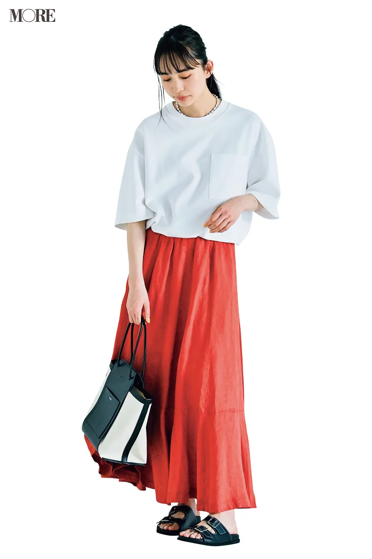 【今日のコーデ】赤のマキシスカートに白のゆるっとTシャツを合わせた井桁弘恵