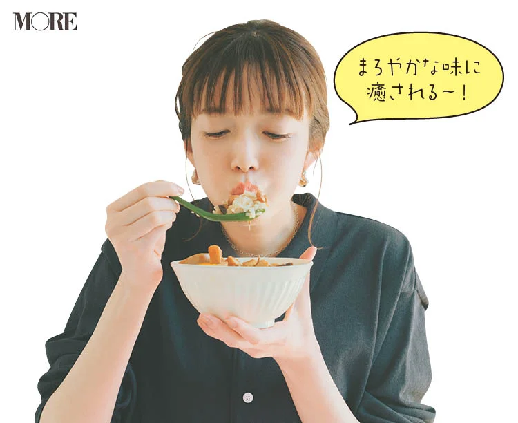 佐藤栞里が岡山県のおすすめお取り寄せグルメ「無天茶坊」の魯肉飯を食べている様子