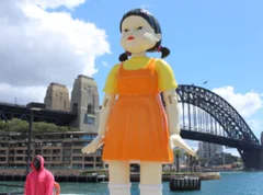 【話題のイカゲーム　ヨンヒ人形も登場】シドニーのサーキュラー・キーをお散歩♪
