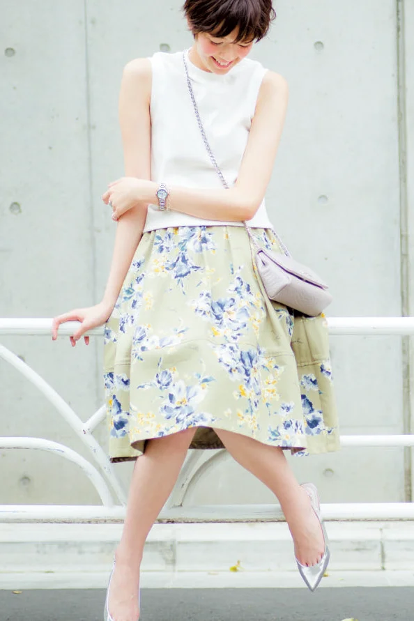 今日のコーデ ピュアホワイト 花柄の愛されフェミニンで 仕事終わりにドライブデート ファッション コーディネート 代 Daily More