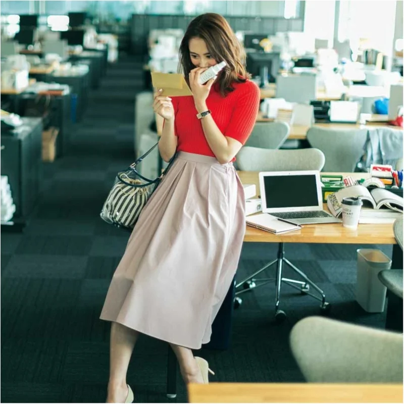 今日のコーデ 寝不足なままの月曜はオレンジ ピンクのカラーコーデでオフィスに 華 とやる気を注入 ファッション コーディネート 代 More