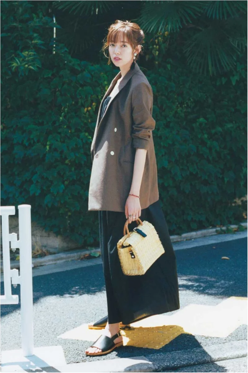 今日のコーデ 新しい季節を予感させるジャケットで 真夏のワンピをイメチェン かごバッグにだって似合うんだ ファッション コーディネート 代 Daily More
