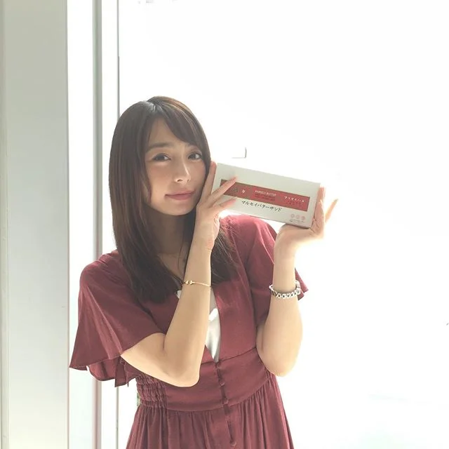 アナウンサーの宇垣美里さん インタビュー時の凛とした語り口とのギャップに思わずキュン 撮影のオフショット ファッション コーディネート 代 More