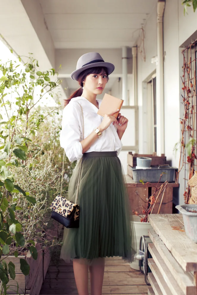 今日のコーデ 今夜はお楽しみのディナーが待ってるから シャツ チュールスカートの上品コーデで ファッション コーディネート 代 More