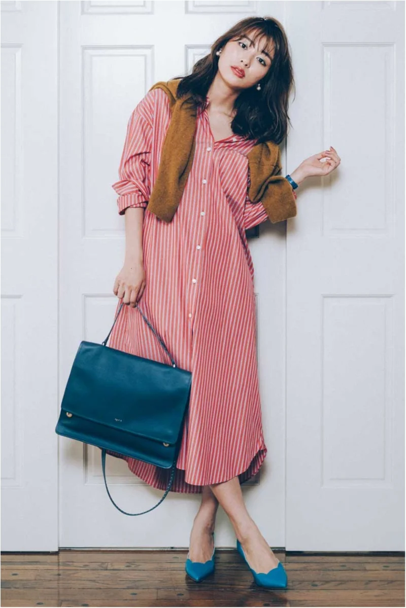 今日のコーデ 赤ストライプのシャツワンピ ブルーの小物 新鮮な色使いに視線を集めて ファッション コーディネート 代 More