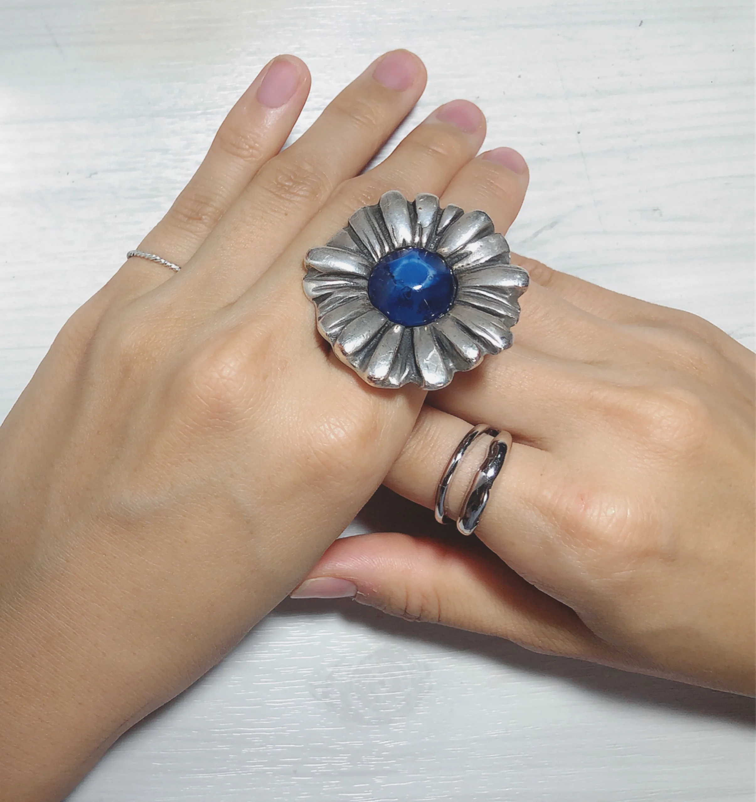 やっぱり夏はシルバーアクセ リングは両手に3つが正解なんです Moreインフルエンサーズブログ More