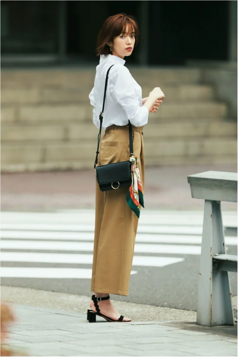 今日のコーデ 清潔感賞をあげたい白 ベージュ配色 ハイネックブラウスなら鮮度も高め ファッション コーディネート 代 More