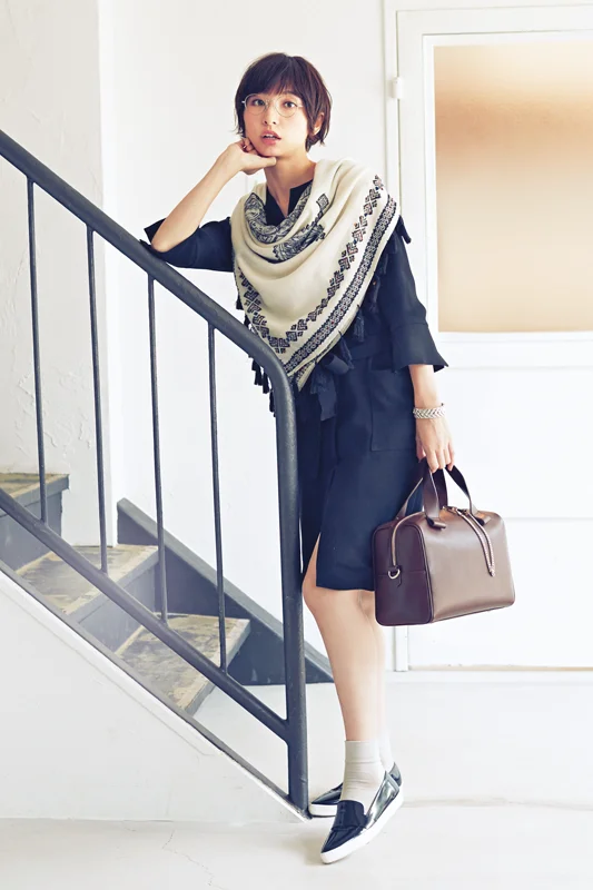 今日のコーデ 篠田麻里子 街歩きする日曜日は柄ストールをひと巻き ファッション コーディネート 代 More
