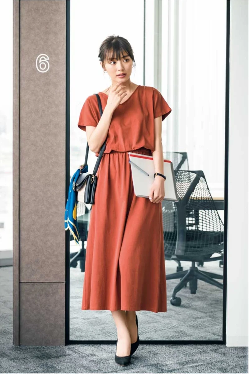 今日のコーデ 大事なプレゼンの日 テラコッタ色のワンピース きちんと小物で知的さをアピール ファッション コーディネート 代 More