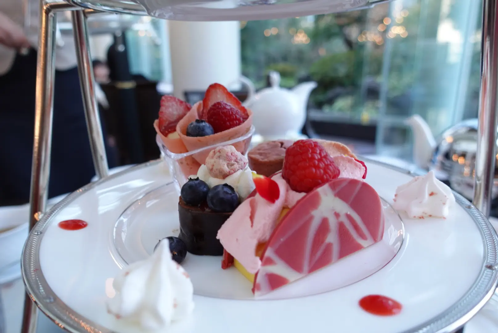 【大阪】ウェスティンホテル大阪の「Berry Berry アフタヌーンティー」でいちごを堪能!お庭に鯉も泳いでいて癒やされた_3