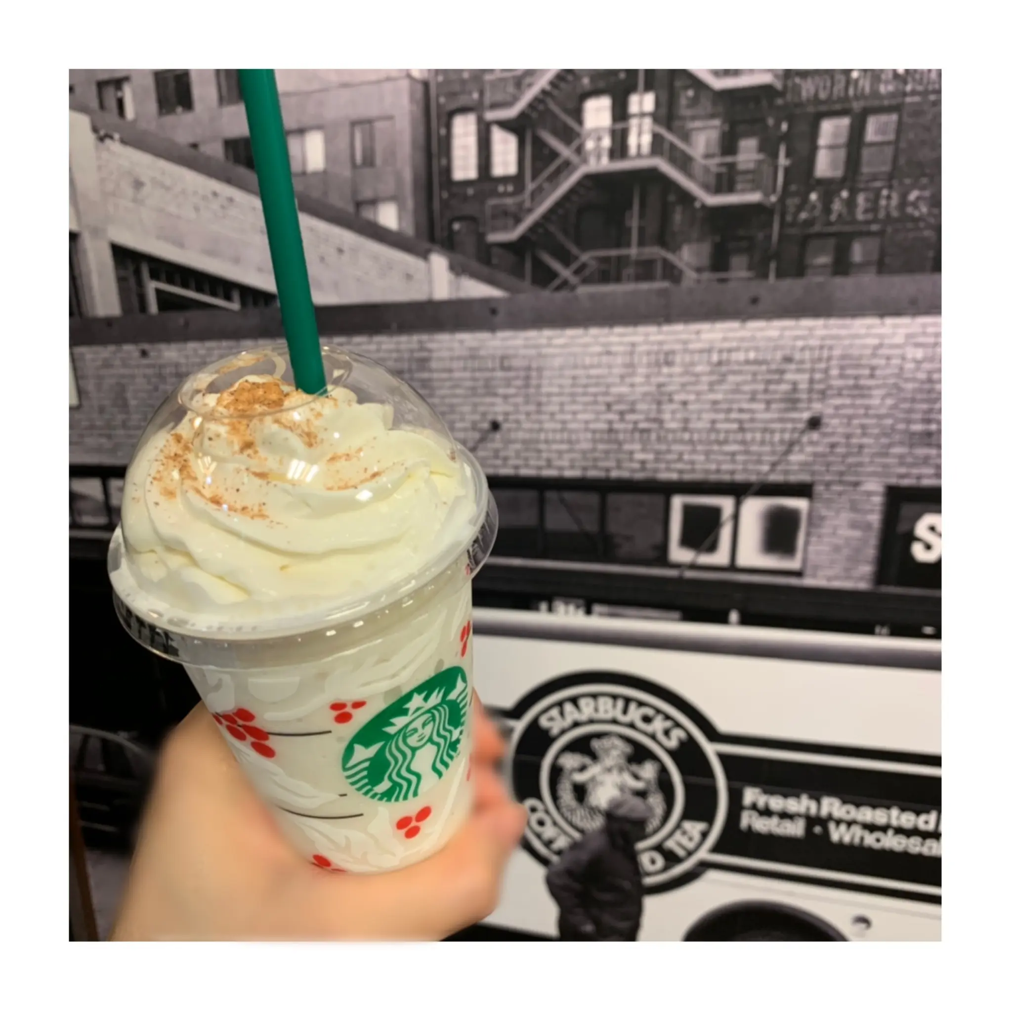 《スタバ女子必見!》実は大人気❤️の隠れメニュー【スタバ】ジンジャーブレッドフラペチーノを飲んでみました☻_1