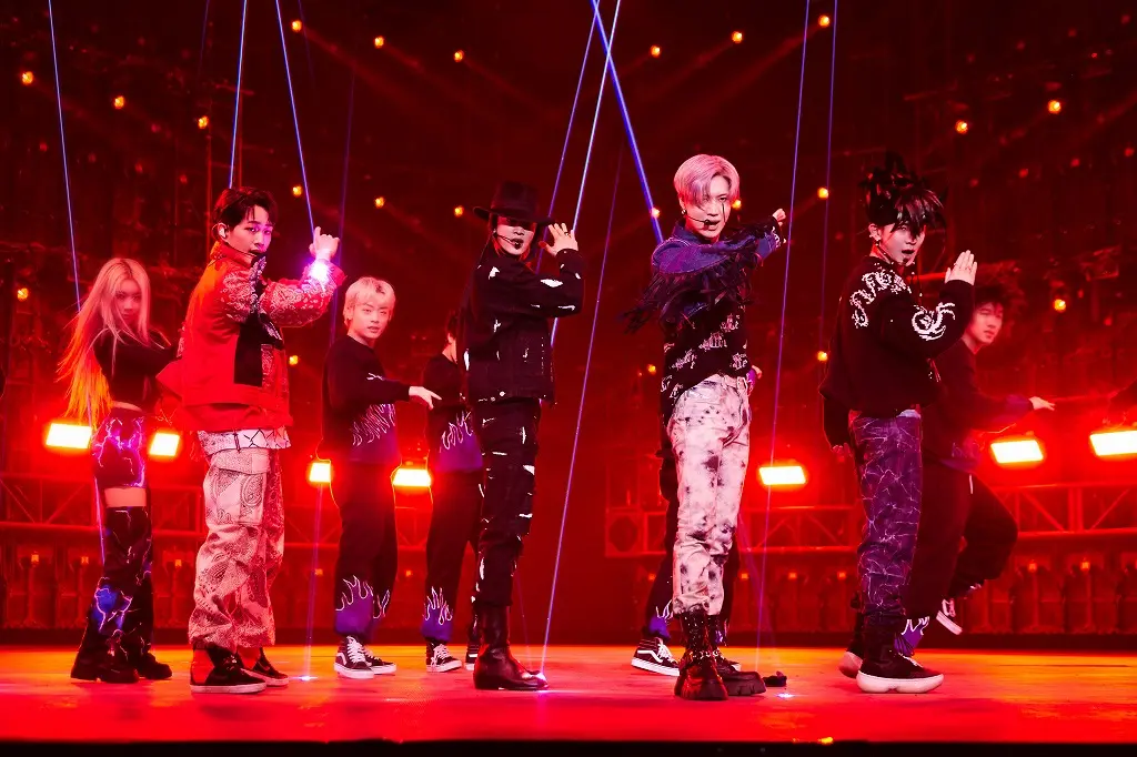 最新曲『Don't Call Me』を披露するSHINee