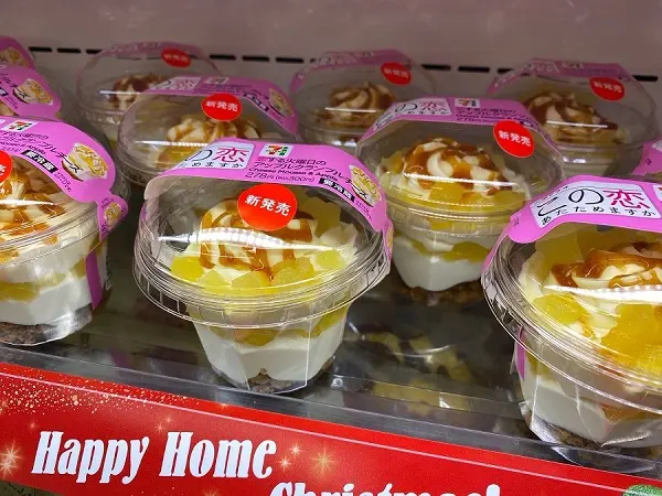 恋あた×『セブン-イレブン』コラボスイーツ第3弾「恋する火曜日の アップルクランブルチーズ」が店頭に陳列されている写真