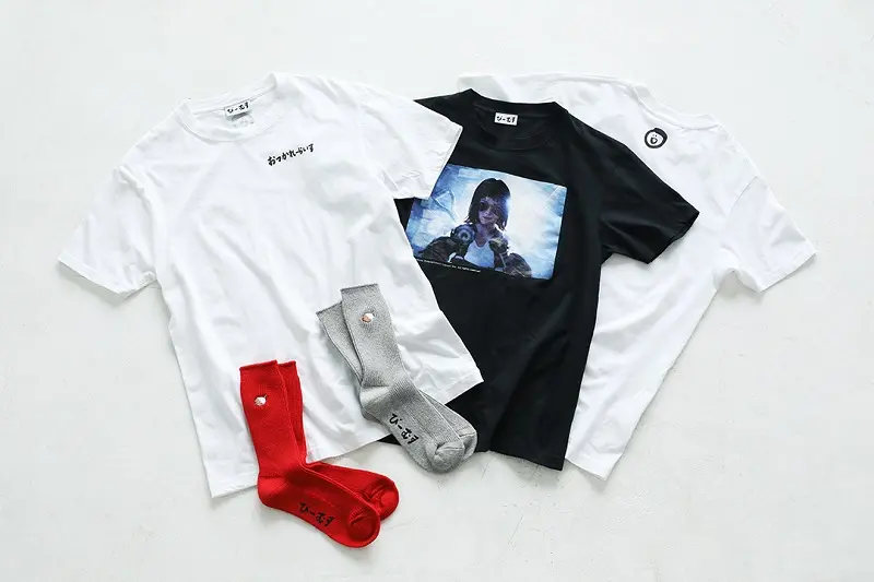 BEAMSと清野菜名がコラボしたTシャツ、ソックス
