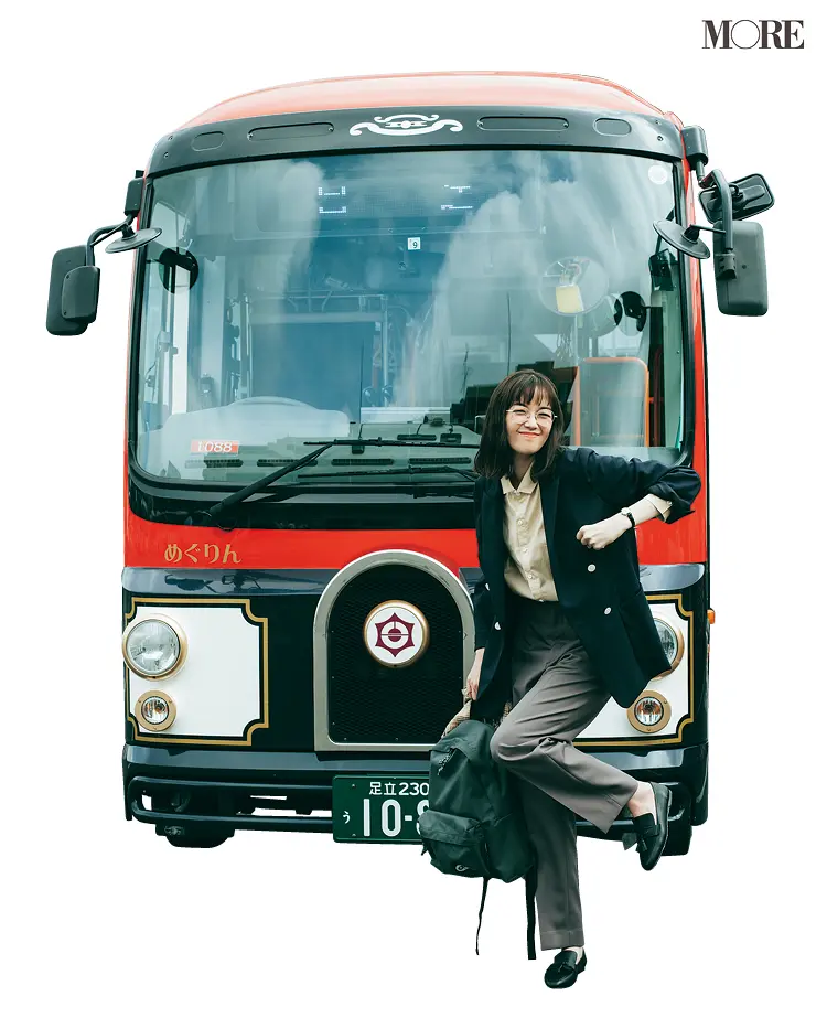 イエローのシャツ×グレーのパンツ×ネイビージャケットにメガネをかけた佐藤栞里