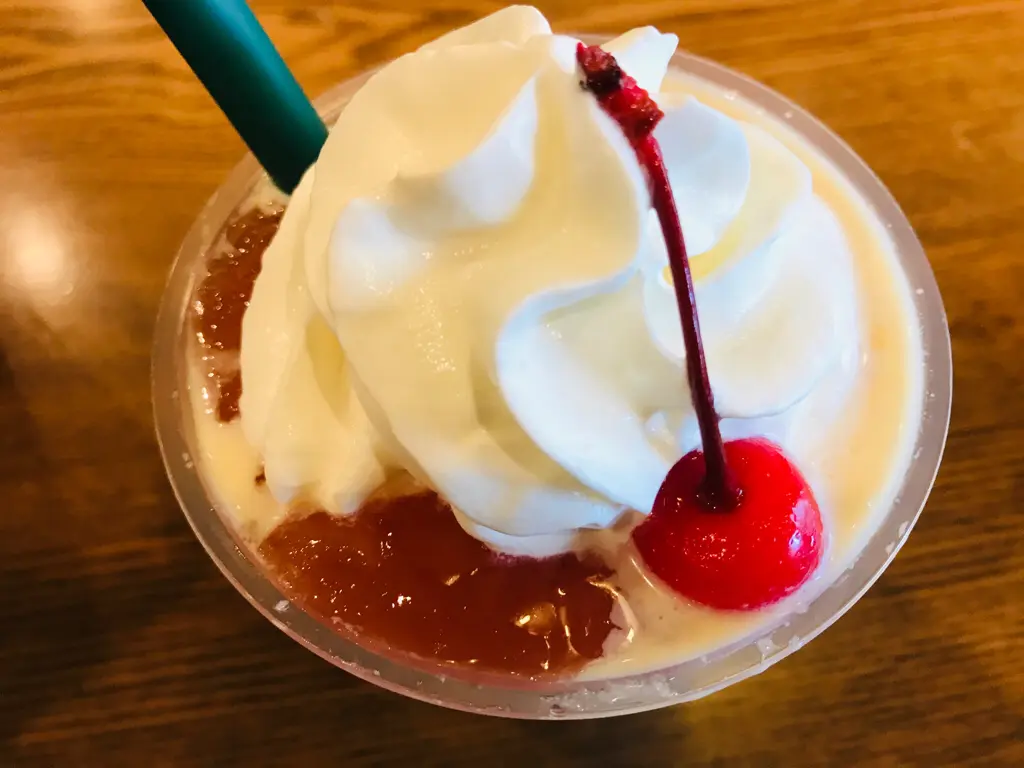 【スタバ】レトロ感溢れる喫茶店登場!?《プリンアラモードフラペチーノ》が想像超えのクオリティ♡_4