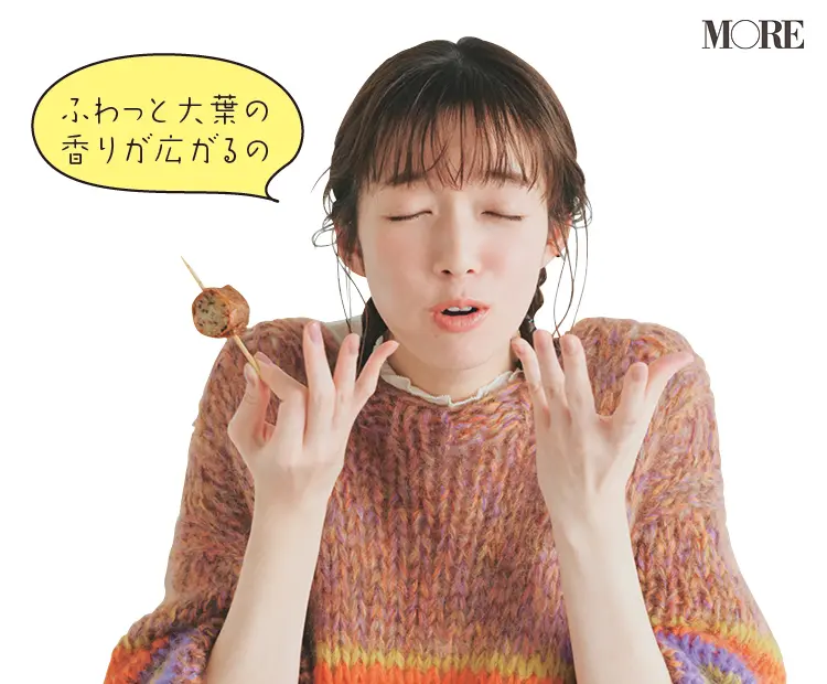 佐藤栞里が福井県のおすすめお取り寄せグルメ「一咲」の串いなりを食べている様子