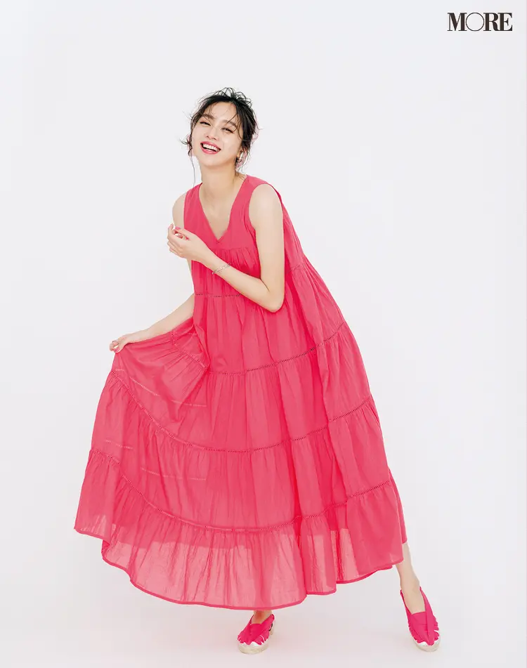 ピンクのティアードワンピースを着た新川優愛