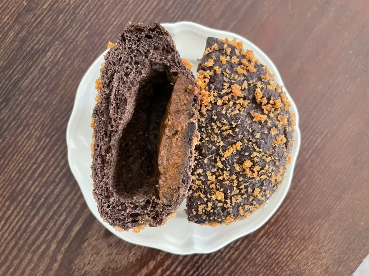 【コンビニ】GODIVA×ローソンが実現した"チョコレート×カレーパン"を実食!_3
