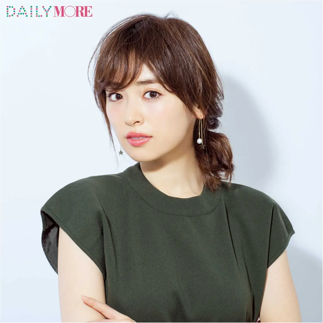 広がる毛先にもう悩まない! 梅雨の「じゃじゃ馬ヘア」手なずけヘアアレンジ <押え込みくるりんぱ編>_1
