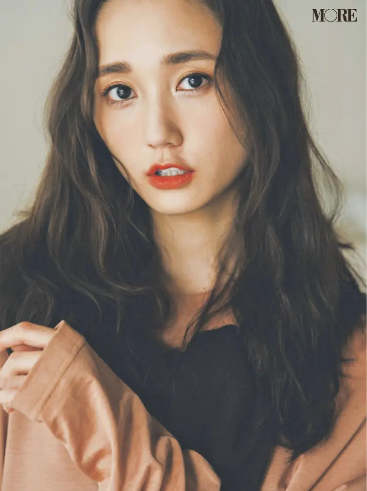MORE10月号、鈴木友菜のオフショット