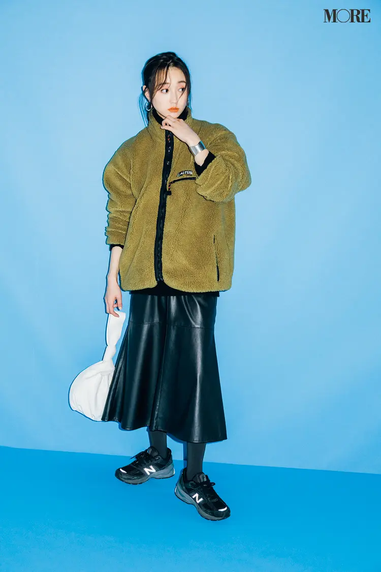 エコレザースカートにボアジャケットの鈴木友菜