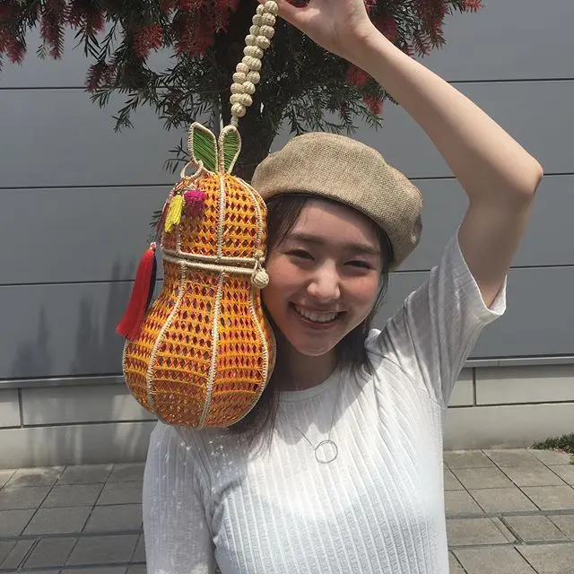 【唐田えりかの撮影オフショット】えっ、洋ナシ? 実はこう見えてかごバッグなんです!_4