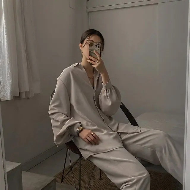 『AKTE』のシャツセットアップ着用画像。きれいめのコーディネートおすすめ