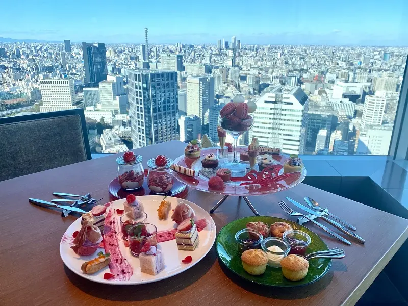 東京を一望できる絶景を背景にした「Strawberry Party～蝶が舞うギャラリーアフタヌーンティー～」
