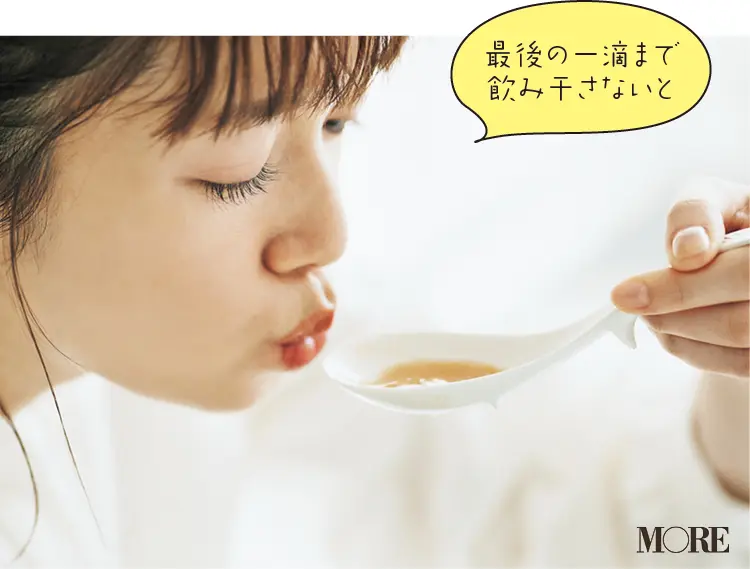 佐藤栞里が、茨城県のおすすめお取り寄せグルメ「あんこうの宿 まるみつ旅館」のあん肝ラーメンを食べている様子