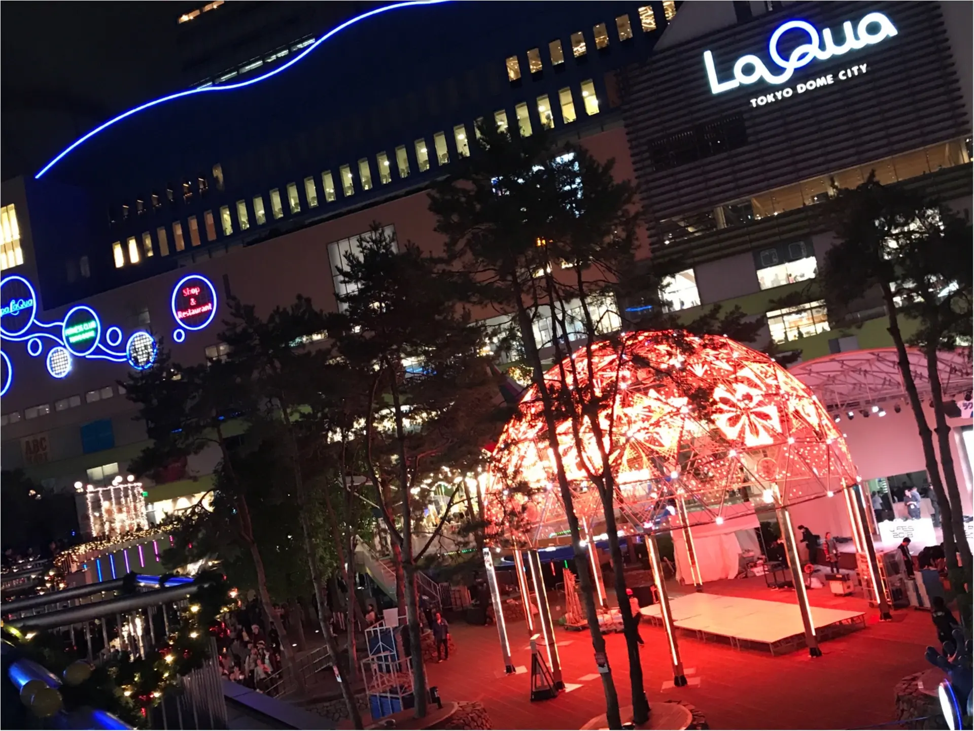 スタバ初!のイルミネーション★クリスマスケーキ風のライトアップが可愛すぎる♡_1