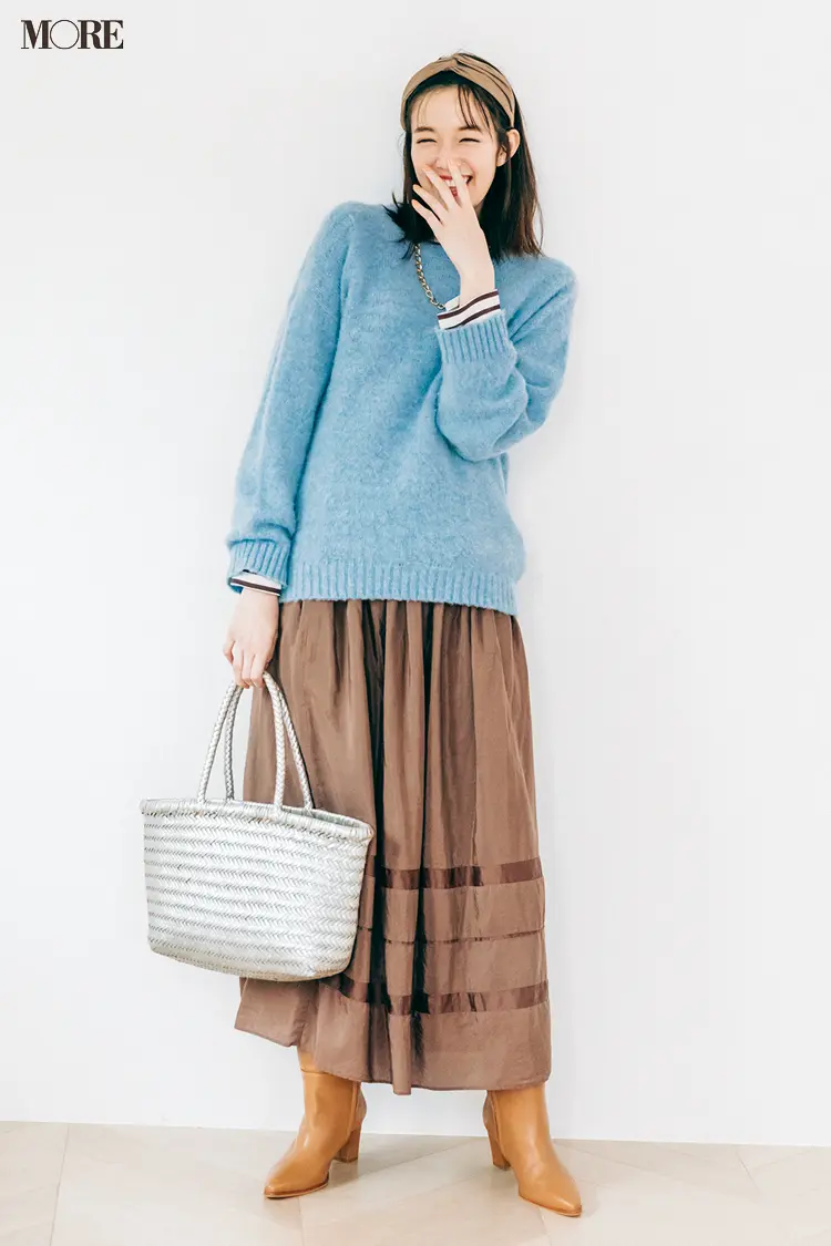ブルーのニットとベージュのスカートの佐藤栞里